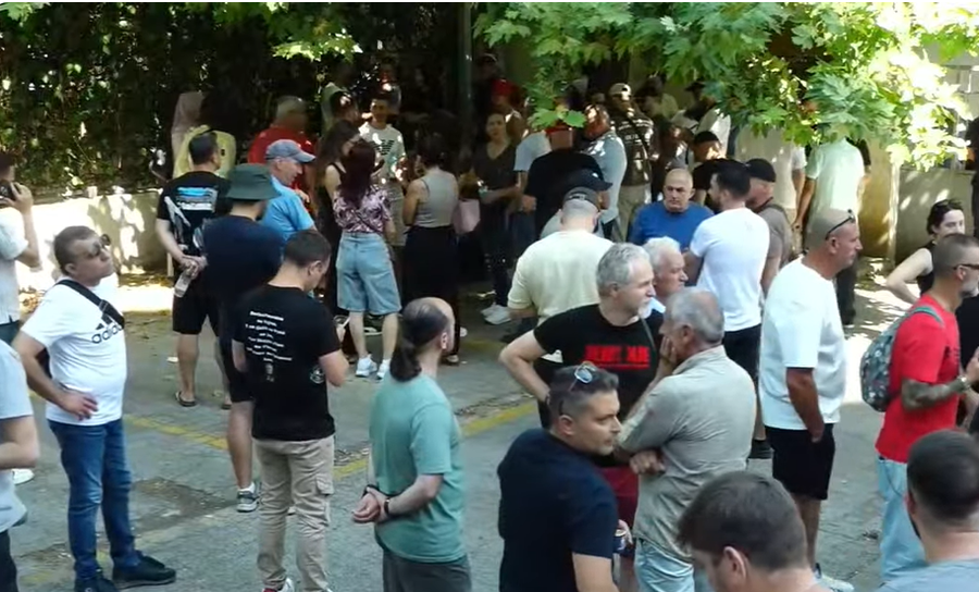 VIDEO/21 protestuesit dalin para gjykatës, qytetarë dhe aktivistë
