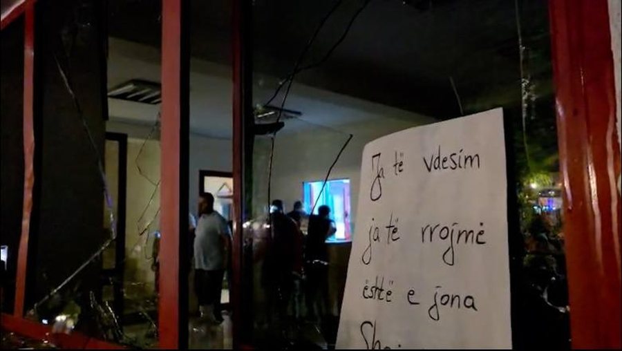 Organizatorët e protestës distancohen nga incidentet te Komisariati