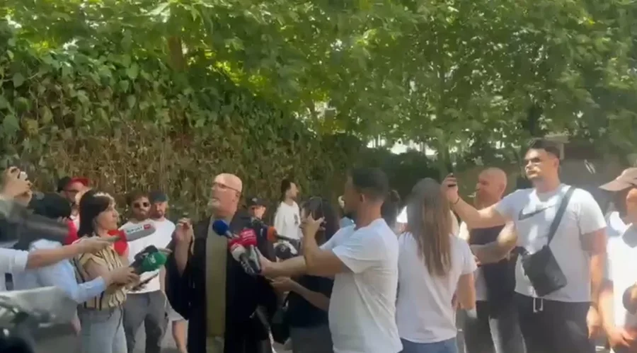 Përplasjet para Parlamentit, Gjykata liron 19 protestuesit e arrestuar,