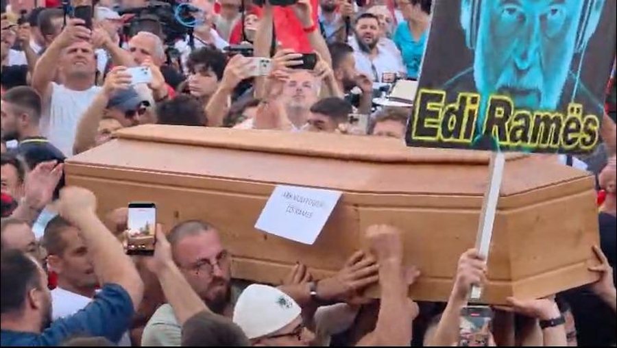 Rama reagon për arkmortin politik në bulevard. Video-kartolinë e