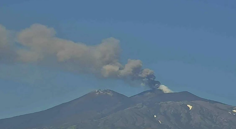 Shpërthen sërish vullkani Etna, re hiri vullkanik në ajër.