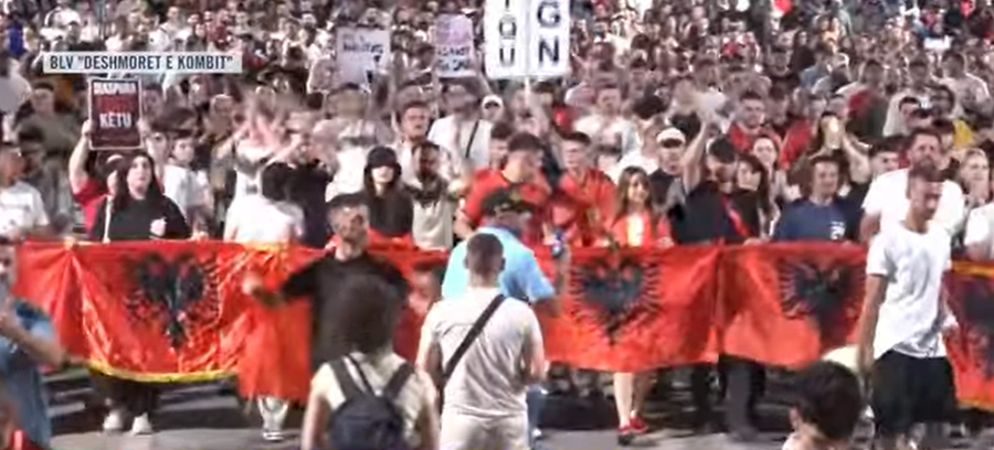 36 ditë revoltë/ Mijëra qytetarë para Kryeministrisë: