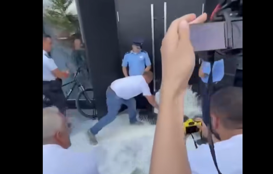 VIDEO/ Protestojnë fermerët në Prishtinë, derdhin