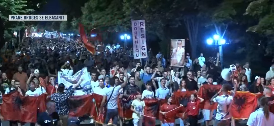 "Rama jepe dor&euml;heqjen", nis marshimi kilometrik i protestuesve