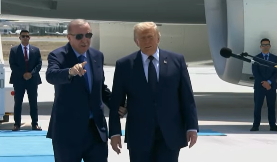 Trump zbarkon në Turqi për samitin e NATO-s, pritet nga Erdogan