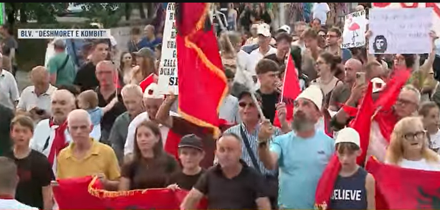 Dita e 39-t&euml; e protestave kund&euml;r qeveris&euml;, qytetar&euml; mblidhen
