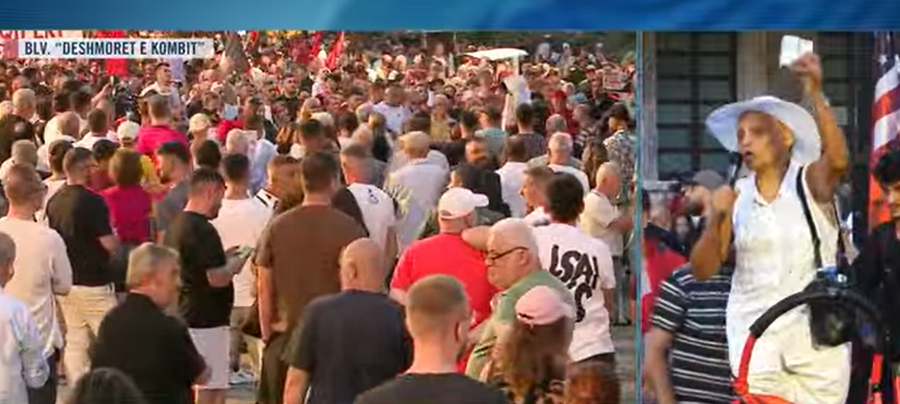 E s&euml;mura me kancer mesazh Ram&euml;s nga protesta: Jep para p&euml;r