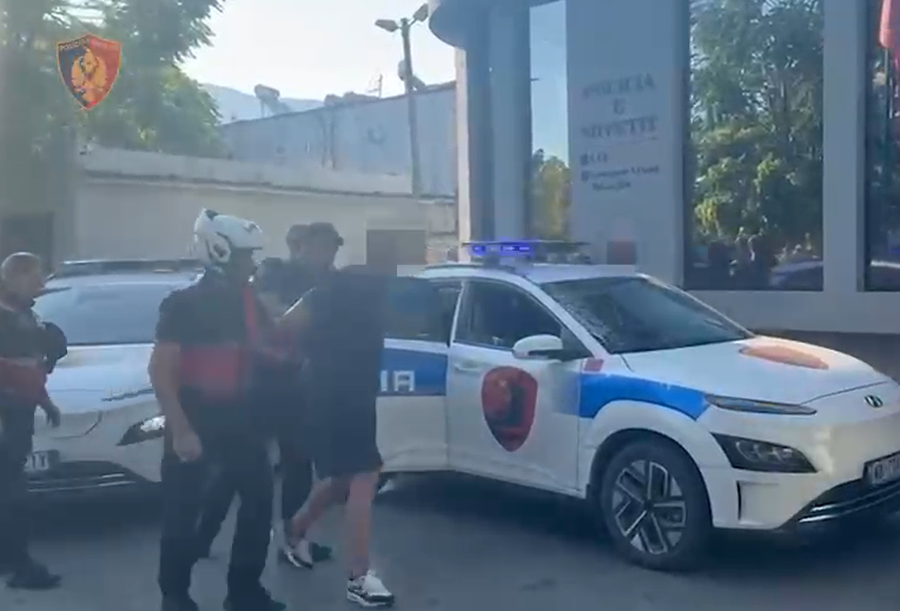 Tre t&euml; arrestuar p&euml;r arm&euml; n&euml; Tiran&euml;, nj&euml;ri kishte