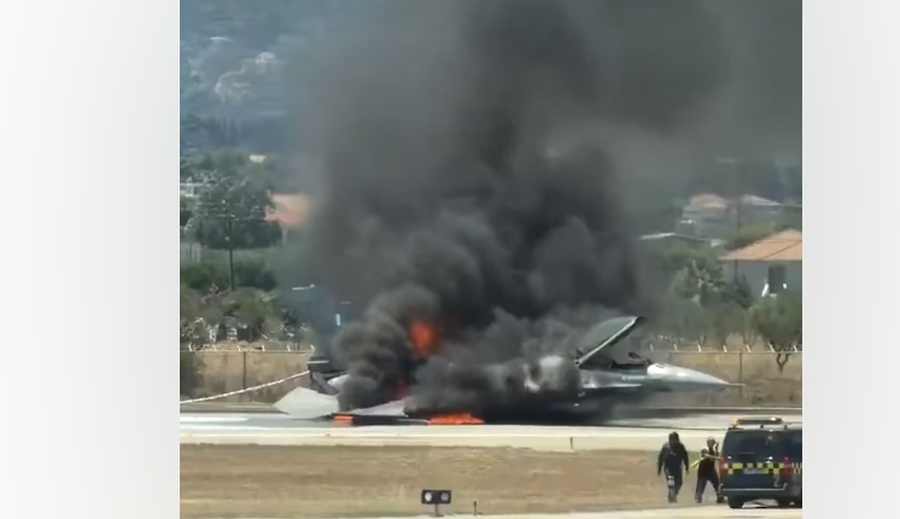 Avioni luftarak grek F-16 përfshihet nga flakët gjatë fluturimit,