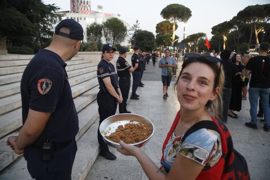 40 dit&euml; protest&euml;, protestuesit han&euml; hallv&euml;n e