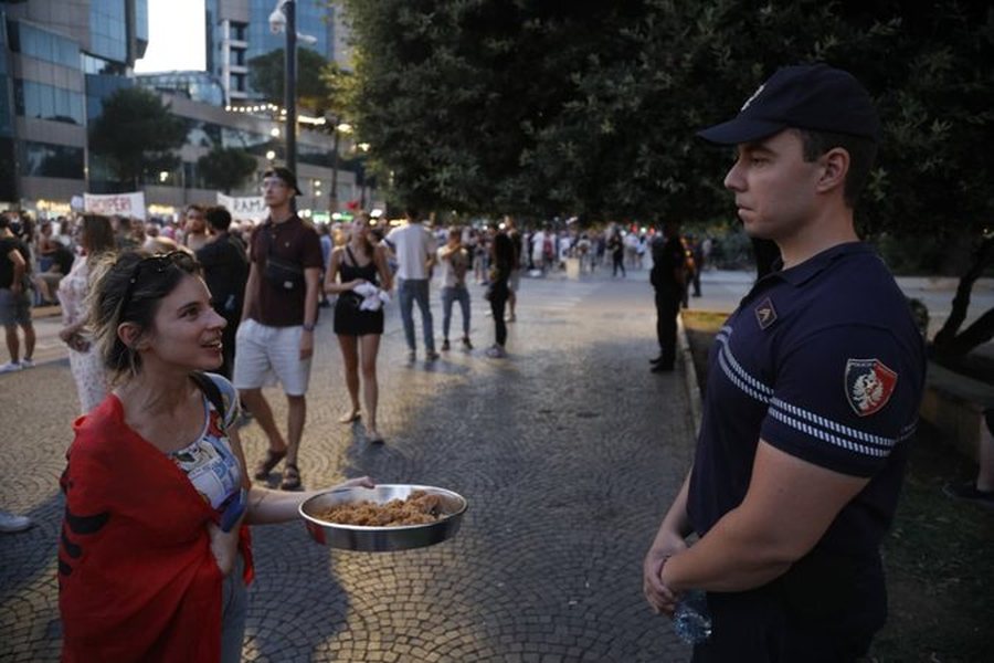 40 dit&euml; protest&euml;, protestuesit han&euml; hallv&euml;n e