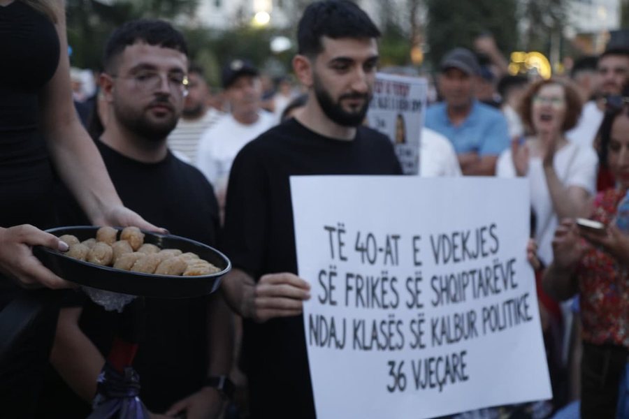 40 dit&euml; protest&euml;, protestuesit han&euml; hallv&euml;n e
