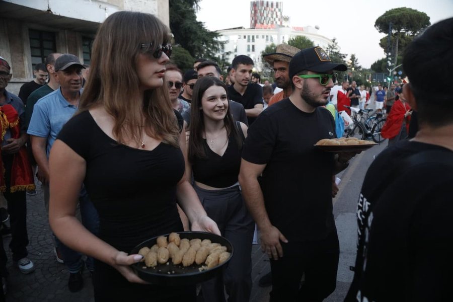40 dit&euml; protest&euml;, protestuesit han&euml; hallv&euml;n e