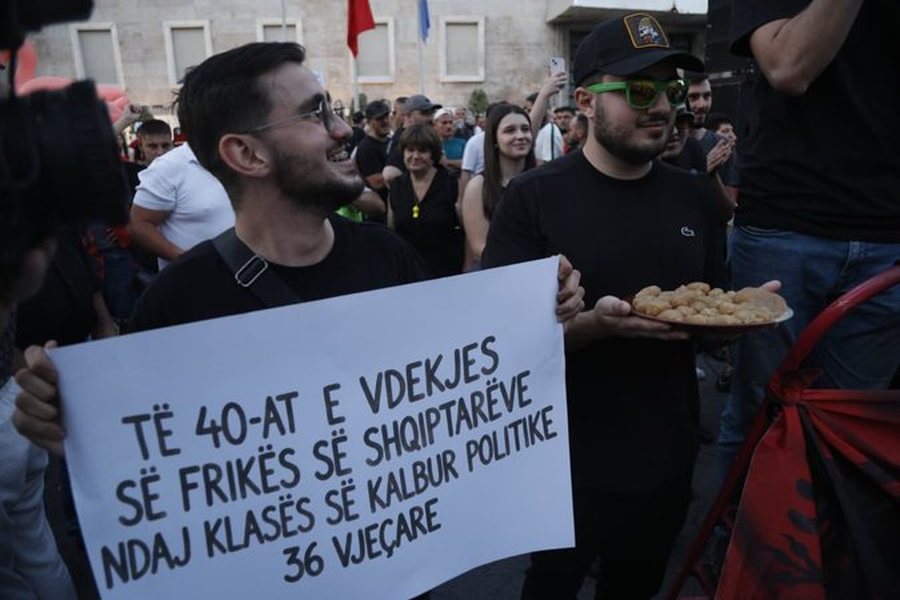 40 dit&euml; protest&euml;, protestuesit han&euml; hallv&euml;n e