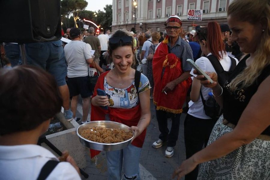 40 ditë protestë, protestuesit hanë hallvën e