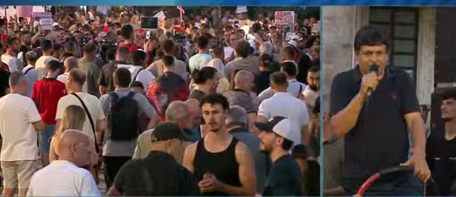 40 dit&euml; protest&euml;, protestuesit han&euml; hallv&euml;n e