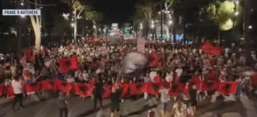 40 dit&euml; protest&euml;, protestuesit han&euml; hallv&euml;n e