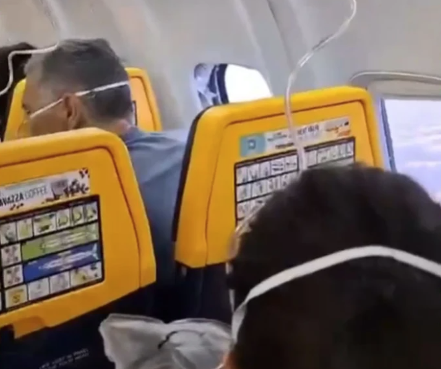 "Thriller" n&euml; Greqi, thyhet dritarja e avionit gjat&euml;