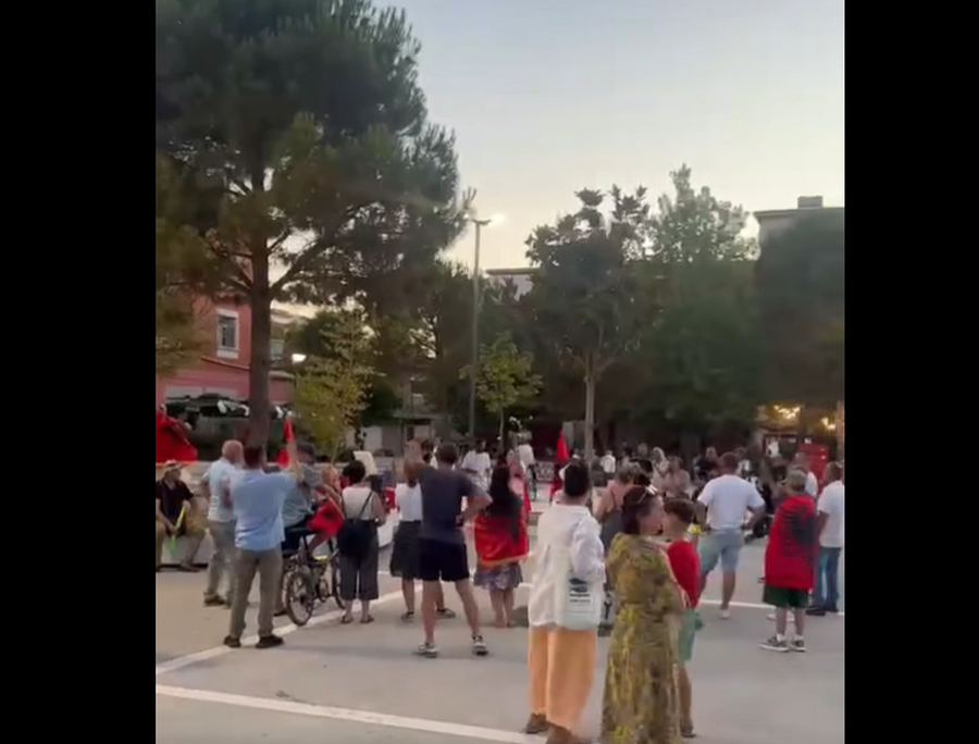 &ldquo;Rama jepe dor&euml;heqjen&rdquo;, vlonjat&euml;t solidarizohen me