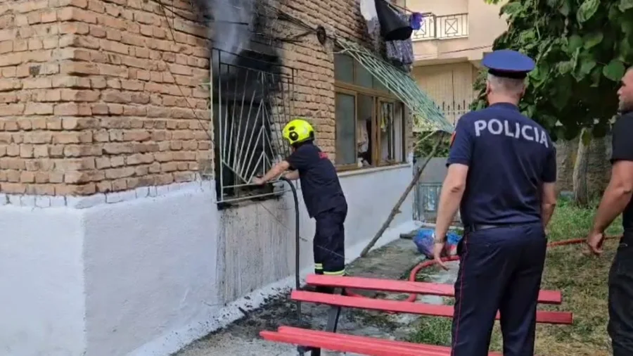 VIDEO/ Zjarri përfshin një banesë në Korçë, vdes