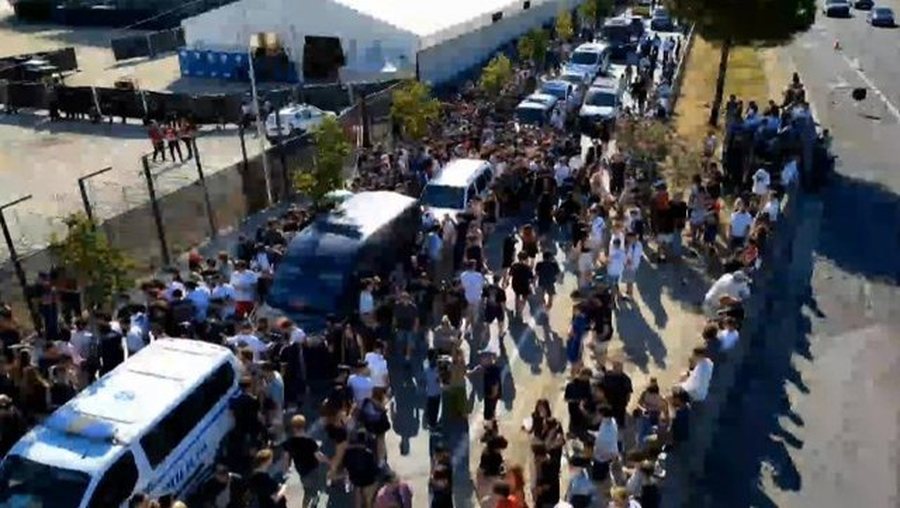 FOTO/ 2 orë para koncertit të YE, fansat e Kanye West mblidhen