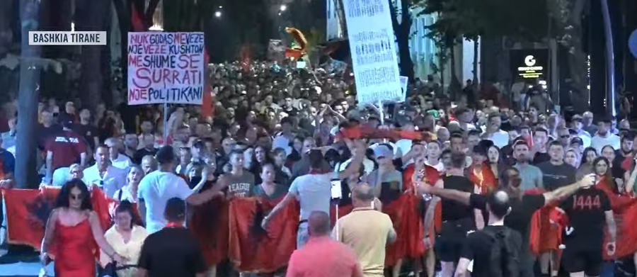 "Rama jepe dor&euml;heqjen&rdquo;/ Mbyllet protesta e 42-t&euml;,