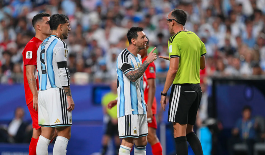 "Mos ma ngri z&euml;rin", Messi p&euml;rplaset me arbitrin portugez
