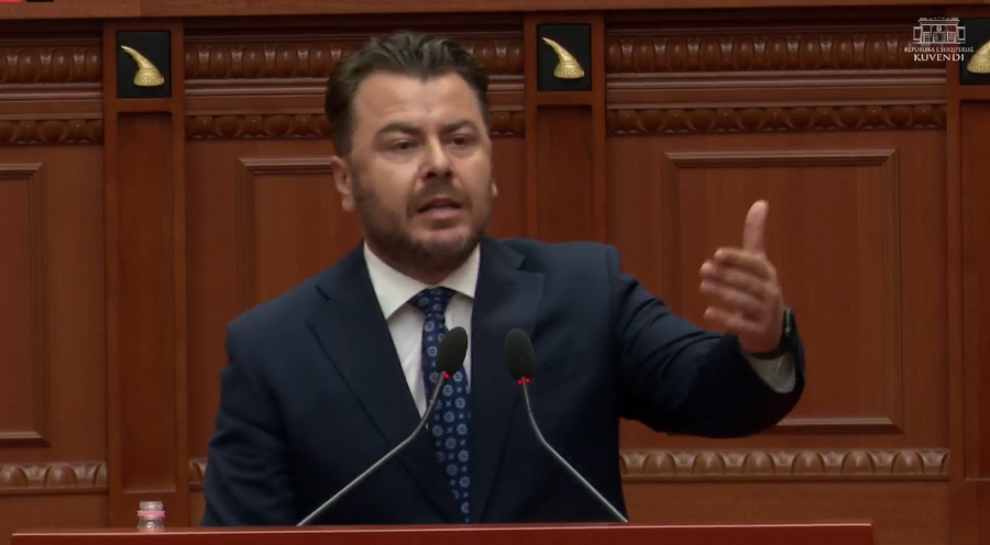 Asnjë protestues, Kuvendi rrethohet me gardh metalik! PD bojkoton,