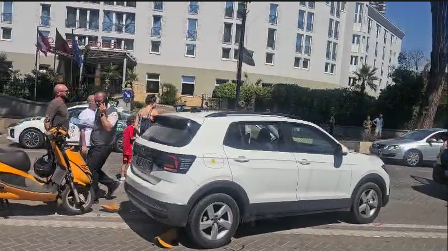 Aksident pran&euml; kryeministris&euml;, motori p&euml;rplaset me makin&euml;n!