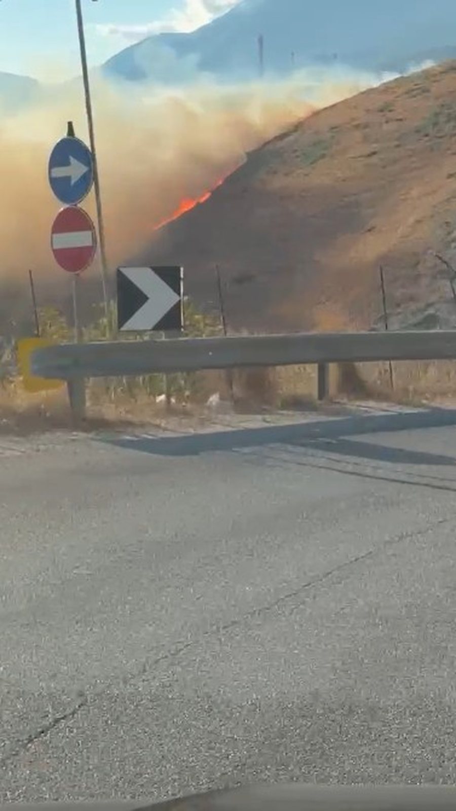 Zjarri p&euml;rfshin kodrat e Llamanit,  policia dhe Emergjencat Civile