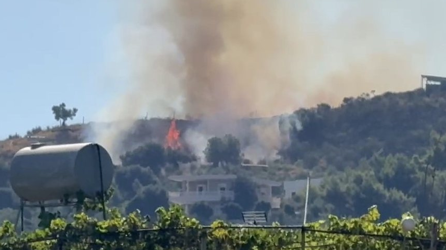 Panik n&euml; Vlor&euml;, zjarri i madh p&euml;rfshin shkurret dhe rrezikon