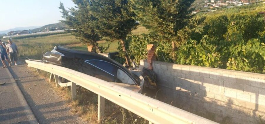 P&euml;rgjaken rrug&euml;t, 2 persona humbin jet&euml;n pas p&euml;rplasjes