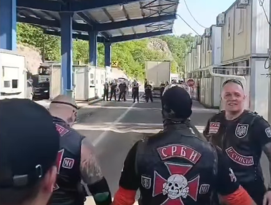 Motoristët serbë ndalen në kufirin me Kosovën, thirrje