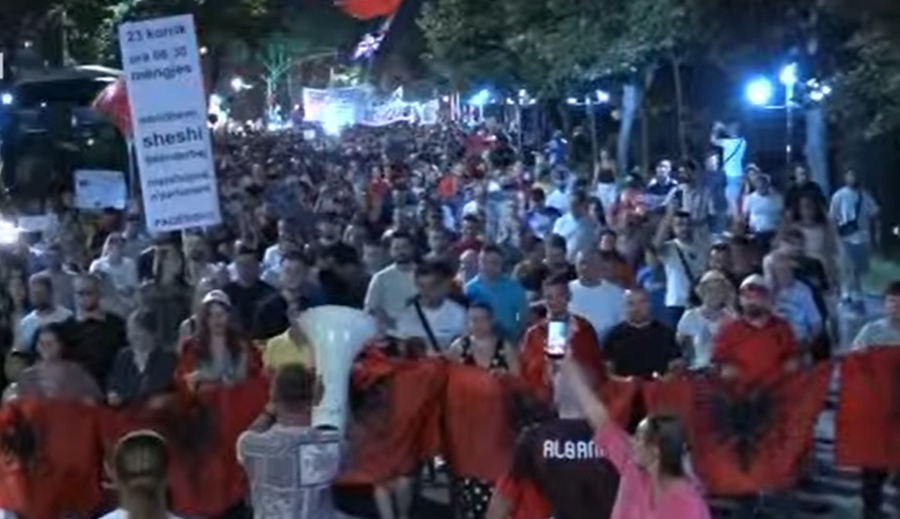 "Ju erdhi fundi", mij&euml;ra protestues marshojn&euml; n&euml;