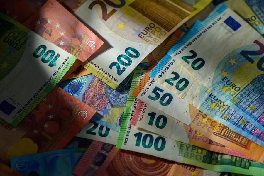 R&euml;nia e euros nuk ndalet, prek rekord t&euml; ri historik