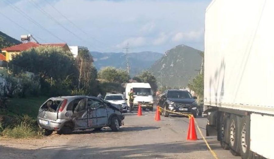 Automjeti del nga rruga dhe përplaset me barrierën në aksin