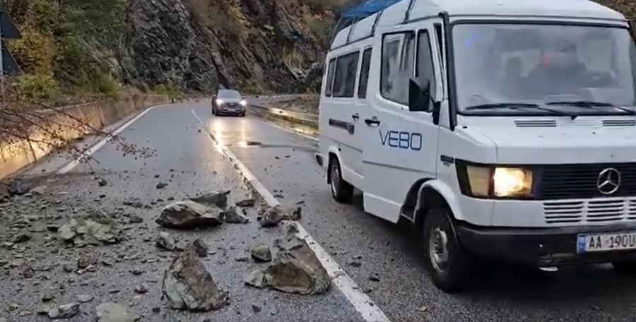 VIDEO/ Kuk&euml;si p&euml;rfshihet nga reshjet intensive dhe shkarkesat
