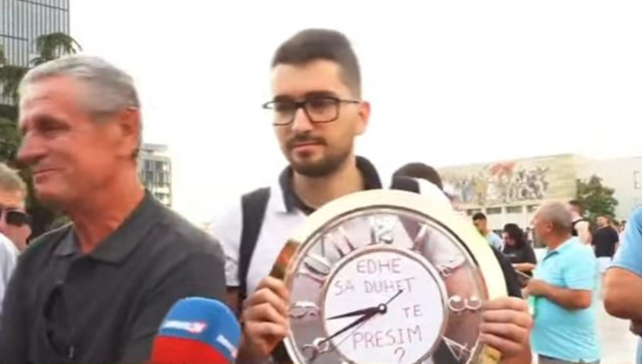 “Tik Tak, edhe sa kohë duhet të presim?”, i riu proteston