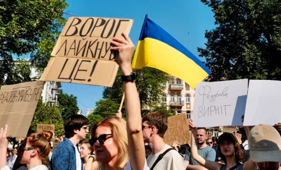 Shkarkimi i ministrit të mbrojtjes nga Zelensky shkakton protesta në