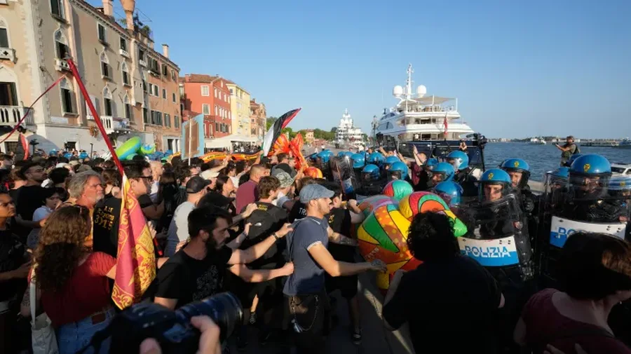 VIDEO/ Si në Shqipëri, edhe në Itali! Protestë në