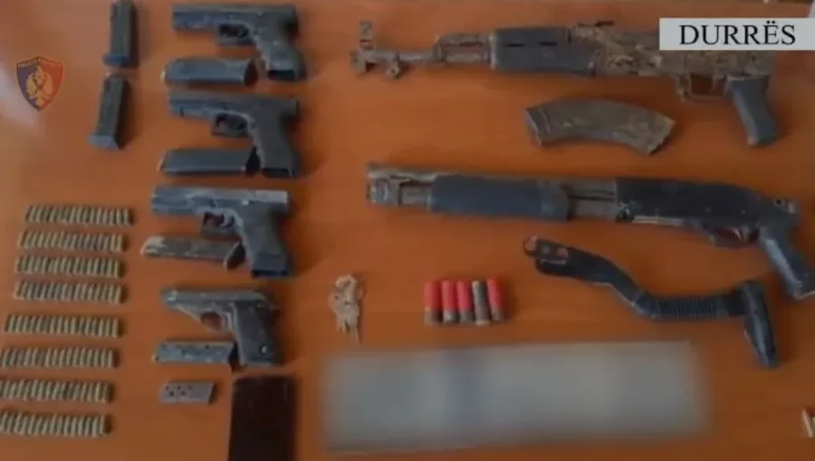 Shotgun e kallashnikov, zbulohet baza n&euml; Durr&euml;s ku furnizoheshin