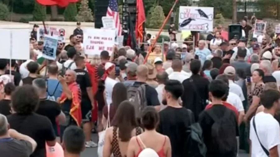 Dita e 50-të! Nis marshimi masiv i protestuesve nga Sheshi