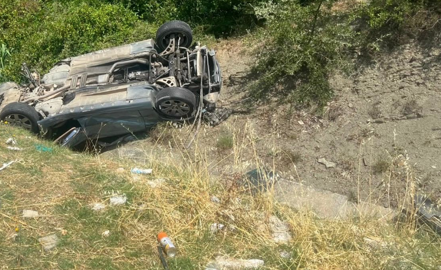Aksident në Gramsh, makina rrokulliset dhe bie në kanal, plagosen 2