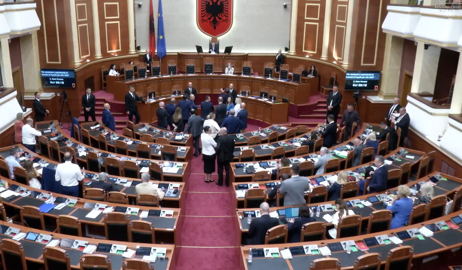 "Mos e trash zërin me mua"/ PD bllokoi Foltoren gjatë