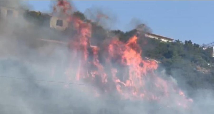 Zjarr mbi tunelin e Vlorës, flakët i afrohen banesave te zona e