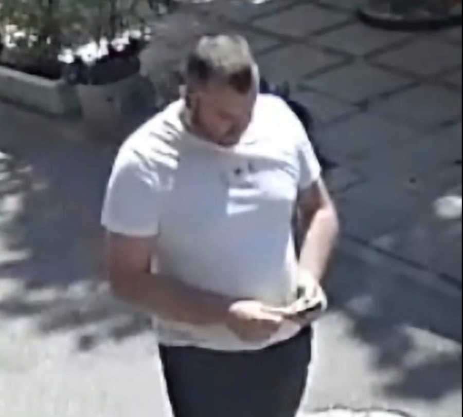 Vjedhje spektakolare në mes të ditës, grabitësi hyn në