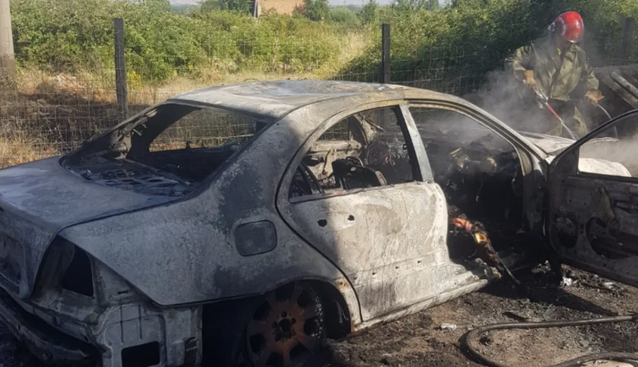 Tragjedi n&euml; Kor&ccedil;&euml;! Makina merr flak&euml;, d*gjet brenda i
