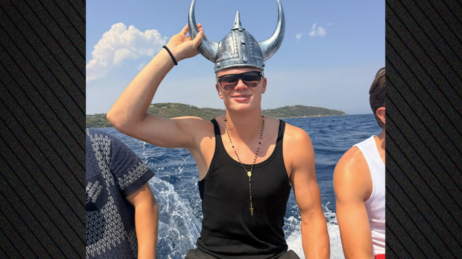 Ylli norvegjez në jaht me helmetën e Viking, Erling Haaland feston