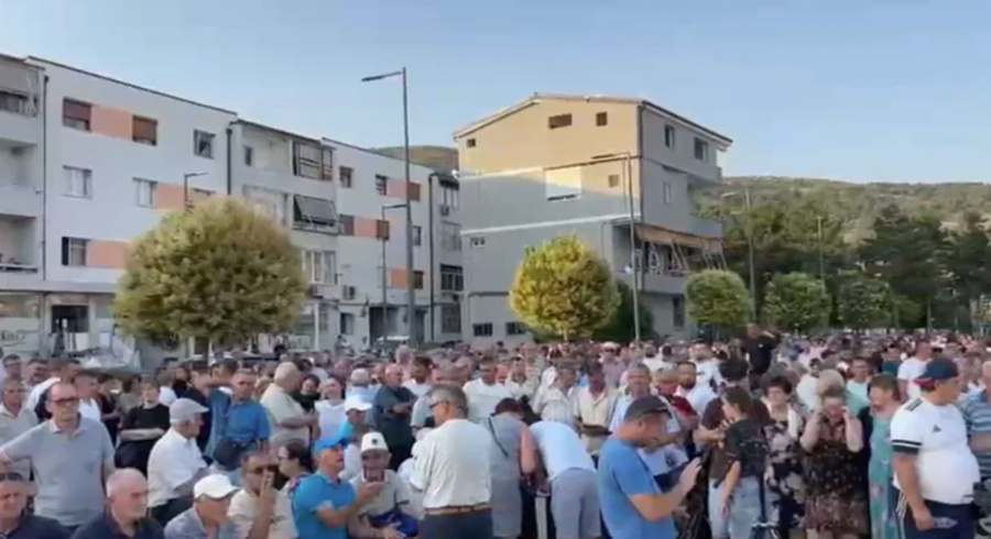 Banorët e Prrenjasit protestojnë kundër bashkimit me Librazhdin,