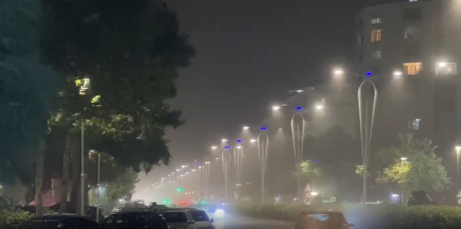 VIDEO-LAJM/ Stuhi ere dhe shkarkesa elektrike në Vlorë, pushuesit